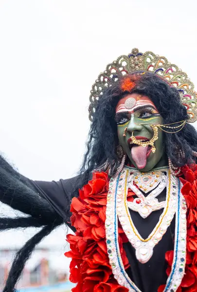 Varanasi, Uttar Pradesh, Hindistan - 20 Mart 2024: Masan Holi, Harishchandra ghat 'ta düzenlenen kutlama sırasında Lord Shiva kılığında kuru külle boyanmış insanların portresi.