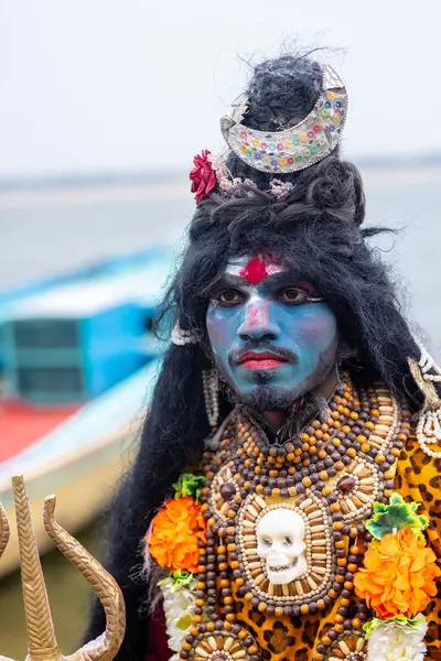 Varanasi, Uttar Pradesh, Hindistan - 20 Mart 2024: Masan Holi, Harishchandra ghat 'ta düzenlenen kutlama sırasında Lord Shiva kılığında kuru külle boyanmış insanların portresi.