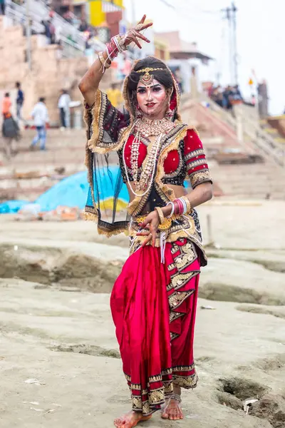 Varanasi, Uttar Pradesh, Hindistan - 20 Mart 2024: Masan Holi, Harishchandra ghat 'ta düzenlenen kutlama sırasında Lord Shiva kılığında kuru külle boyanmış insanların portresi.