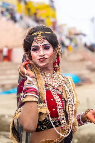 Varanasi, Uttar Pradesh, Hindistan - 20 Mart 2024: Masan Holi, Harishchandra ghat 'ta düzenlenen kutlama sırasında Lord Shiva kılığında kuru külle boyanmış insanların portresi.