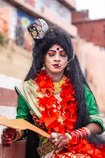 Varanasi, Uttar Pradesh, Hindistan - 20 Mart 2024: Masan Holi, Harishchandra ghat 'ta düzenlenen kutlama sırasında Lord Shiva kılığında kuru külle boyanmış insanların portresi.