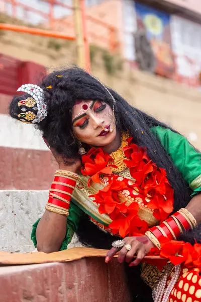 Varanasi, Uttar Pradesh, Hindistan - 20 Mart 2024: Masan Holi, Harishchandra ghat 'ta düzenlenen kutlama sırasında Lord Shiva kılığında kuru külle boyanmış insanların portresi.