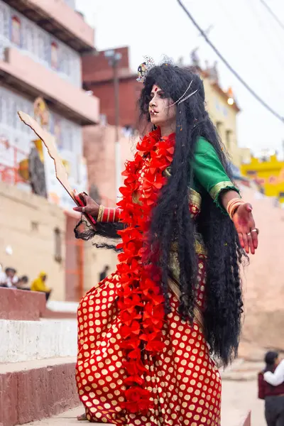 Varanasi, Uttar Pradesh, Hindistan - 20 Mart 2024: Masan Holi, Harishchandra ghat 'ta düzenlenen kutlama sırasında Lord Shiva kılığında kuru külle boyanmış insanların portresi.