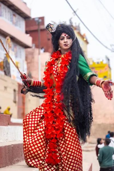 Varanasi, Uttar Pradesh, Hindistan - 20 Mart 2024: Masan Holi, Harishchandra ghat 'ta düzenlenen kutlama sırasında Lord Shiva kılığında kuru külle boyanmış insanların portresi.