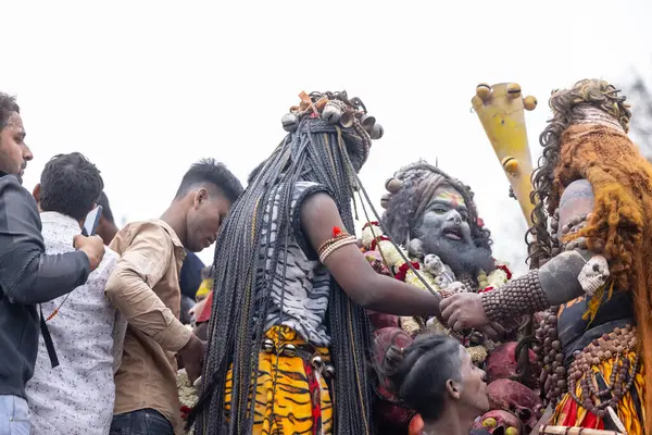 Varanasi, Uttar Pradesh, Hindistan - 20 Mart 2024: Masan Holi, Harishchandra ghat 'ta düzenlenen kutlama sırasında Lord Shiva gibi giyinmiş kuru külle boyanmış yüzlü insanların portresi.