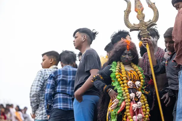 Varanasi, Uttar Pradesh, Hindistan - 20 Mart 2024: Masan Holi, Harishchandra ghat 'ta düzenlenen kutlama sırasında Lord Shiva gibi giyinmiş kuru külle boyanmış yüzlü insanların portresi.