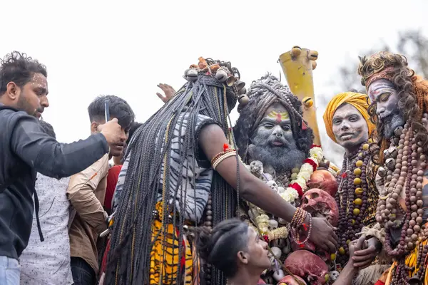 Varanasi, Uttar Pradesh, Hindistan - 20 Mart 2024: Masan Holi, Harishchandra ghat 'ta düzenlenen kutlama sırasında Lord Shiva gibi giyinmiş kuru külle boyanmış yüzlü insanların portresi.
