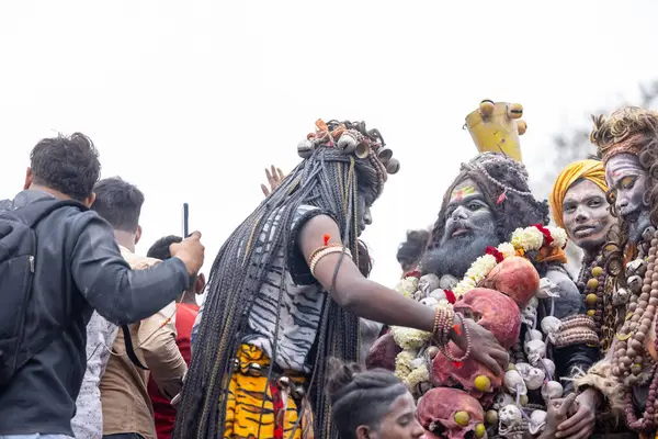 Varanasi, Uttar Pradesh, Hindistan - 20 Mart 2024: Masan Holi, Harishchandra ghat 'ta düzenlenen kutlama sırasında Lord Shiva gibi giyinmiş kuru külle boyanmış yüzlü insanların portresi.