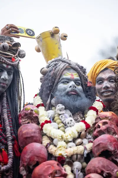 Varanasi, Uttar Pradesh, Hindistan - 20 Mart 2024: Masan Holi, Harishchandra ghat 'ta düzenlenen kutlama sırasında Lord Shiva gibi giyinmiş kuru külle boyanmış yüzlü insanların portresi.
