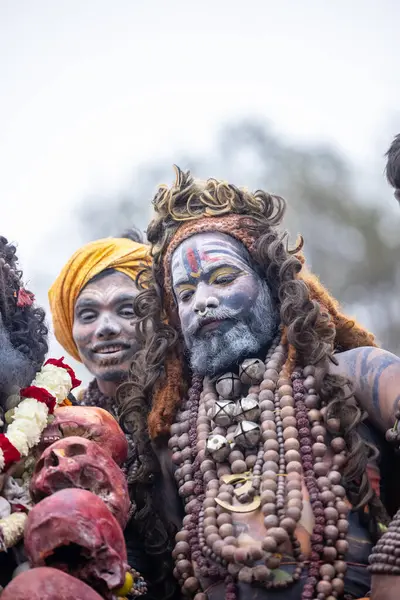 Varanasi, Uttar Pradesh, Hindistan - 20 Mart 2024: Masan Holi, Harishchandra ghat 'ta düzenlenen kutlama sırasında Lord Shiva gibi giyinmiş kuru külle boyanmış yüzlü insanların portresi.