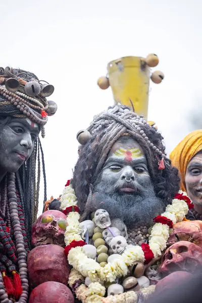 Varanasi, Uttar Pradesh, Hindistan - 20 Mart 2024: Masan Holi, Harishchandra ghat 'ta düzenlenen kutlama sırasında Lord Shiva gibi giyinmiş kuru külle boyanmış yüzlü insanların portresi.