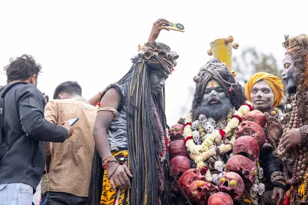 Varanasi, Uttar Pradesh, Hindistan - 20 Mart 2024: Masan Holi, Harishchandra ghat 'ta düzenlenen kutlama sırasında Lord Shiva gibi giyinmiş kuru külle boyanmış yüzlü insanların portresi.