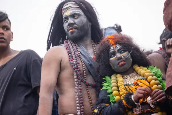 Varanasi, Uttar Pradesh, Hindistan - 20 Mart 2024: Masan Holi, Harishchandra ghat 'ta düzenlenen kutlama sırasında Lord Shiva gibi giyinmiş kuru külle boyanmış yüzlü insanların portresi.