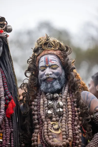 Varanasi, Uttar Pradesh, Hindistan - 20 Mart 2024: Masan Holi, Harishchandra ghat 'ta düzenlenen kutlama sırasında Lord Shiva gibi giyinmiş kuru külle boyanmış yüzlü insanların portresi.