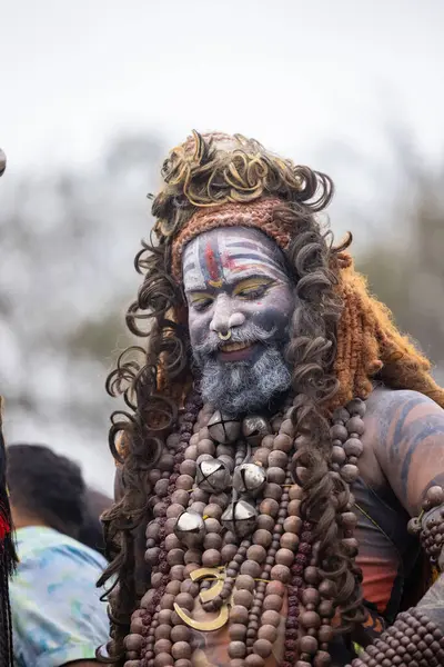 Varanasi, Uttar Pradesh, Hindistan - 20 Mart 2024: Masan Holi, Harishchandra ghat 'ta düzenlenen kutlama sırasında Lord Shiva gibi giyinmiş kuru külle boyanmış yüzlü insanların portresi.