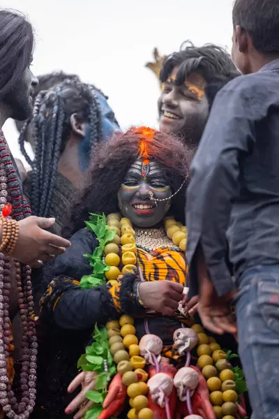 Varanasi, Uttar Pradesh, Hindistan - 20 Mart 2024: Masan Holi, Harishchandra ghat 'ta düzenlenen kutlama sırasında Lord Shiva gibi giyinmiş kuru külle boyanmış yüzlü insanların portresi.