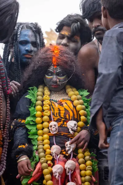 Varanasi, Uttar Pradesh, Hindistan - 20 Mart 2024: Masan Holi, Harishchandra ghat 'ta düzenlenen kutlama sırasında Lord Shiva gibi giyinmiş kuru külle boyanmış yüzlü insanların portresi.