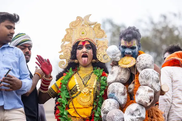 Varanasi, Uttar Pradesh, Hindistan - 20 Mart 2024: Masan Holi, Harishchandra ghat 'ta düzenlenen kutlama sırasında Lord Shiva gibi giyinmiş kuru külle boyanmış yüzlü insanların portresi.