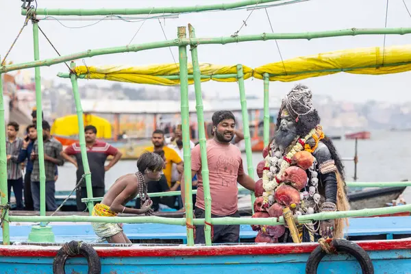 Varanasi, Uttar Pradesh, Hindistan - 20 Mart 2024: Masan Holi, Harishchandra ghat kutlamaları sırasında boyalı yüzlü dindarlar.