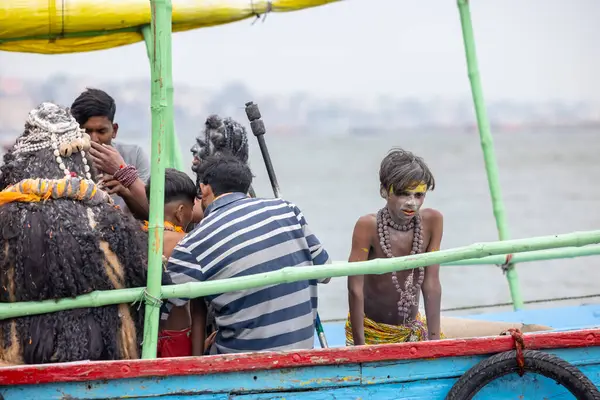 Varanasi, Uttar Pradesh, Hindistan - 20 Mart 2024: Masan Holi, Harishchandra ghat kutlamaları sırasında boyalı yüzlü dindarlar.