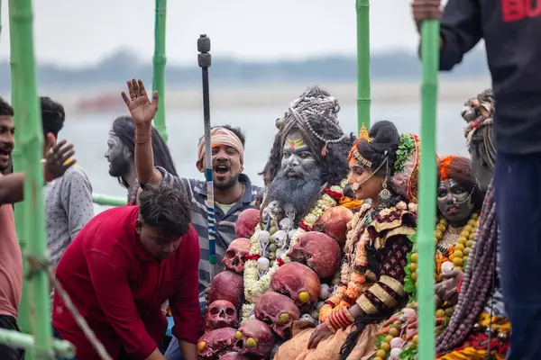 Varanasi, Uttar Pradesh, Hindistan - 20 Mart 2024: Masan Holi, Harishchandra ghat 'ta düzenlenen kutlama sırasında Lord Shiva gibi giyinmiş kuru külle boyanmış yüzlü insanların portresi.