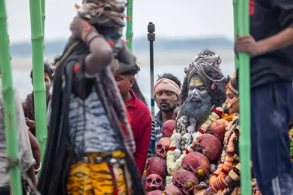 Varanasi, Uttar Pradesh, Hindistan - 20 Mart 2024: Masan Holi, Harishchandra ghat 'ta düzenlenen kutlama sırasında Lord Shiva gibi giyinmiş kuru külle boyanmış yüzlü insanların portresi.