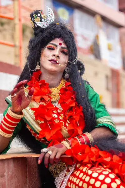 Varanasi, Uttar Pradesh, Hindistan - 20 Mart 2024: Masan Holi, Harishchandra ghat 'ta düzenlenen kutlama sırasında Lord Shiva kılığında kuru külle boyanmış insanların portresi.