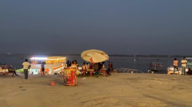 Varanasi, Uttar Pradesh, Hindistan - 21 Kasım 2022: Ganga Nehri kıyısındaki insanlar