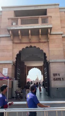 Varanasi, Uttar Pradesh, Hindistan - Mart 05 2023: Varanasi 'deki Hindu tanrı baba vishwanath tapınağının mimari görüşü. Tapınak koridorundaki fanatikler.