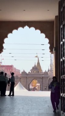 Varanasi, Uttar Pradesh, Hindistan - Mart 05 2023: Varanasi 'deki Hindu tanrı baba vishwanath tapınağının mimari görüşü. Tapınak koridorundaki fanatikler.