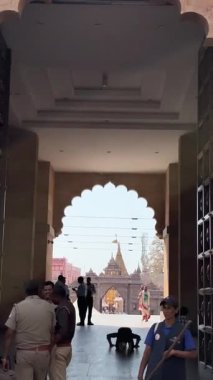 Varanasi, Uttar Pradesh, Hindistan - Mart 05 2023: Varanasi 'deki Hindu tanrı baba vishwanath tapınağının mimari görüşü. Tapınak koridorundaki fanatikler.