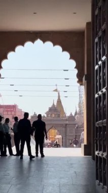 Varanasi, Uttar Pradesh, Hindistan - Mart 05 2023: Varanasi 'deki Hindu tanrı baba vishwanath tapınağının mimari görüşü. Tapınak koridorundaki fanatikler.