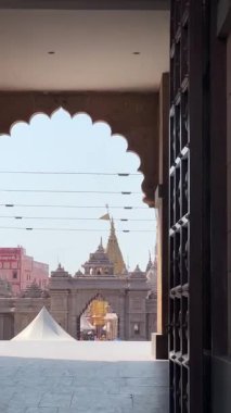 Varanasi, Uttar Pradesh, Hindistan - Mart 05 2023: Varanasi 'deki Hindu tanrı baba vishwanath tapınağının mimari görüşü. Tapınak koridorundaki fanatikler.