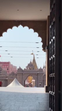 Varanasi, Uttar Pradesh, Hindistan - Mart 05 2023: Varanasi 'deki Hindu tanrı baba vishwanath tapınağının mimari görüşü. Tapınak koridorundaki fanatikler.