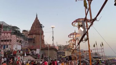 Varanasi, Uttar Pradesh, Hindistan - 12 Mart 2025: Ganga aarti, Dashashwamedh ghat 'ta akşam saatlerinde Hint ritüelleri ile geleneksel elbise içinde nehir çeteleri yakınlarındaki ışık ve dekorasyon videosu.