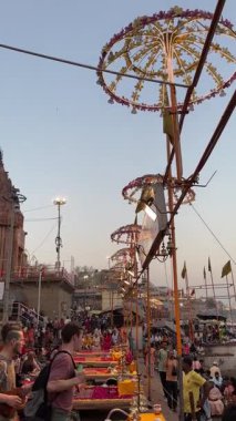 Varanasi, Uttar Pradesh, Hindistan - 12 Mart 2025: Ganga aarti, Dashashwamedh ghat 'ta akşam saatlerinde Hint ritüelleri ile geleneksel elbise içinde nehir çeteleri yakınlarındaki ışık ve dekorasyon videosu.