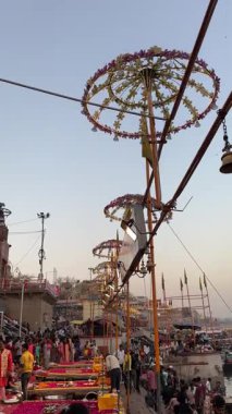 Varanasi, Uttar Pradesh, Hindistan - 12 Mart 2025: Ganga aarti, Dashashwamedh ghat 'ta akşam saatlerinde Hint ritüelleri ile geleneksel elbise içinde nehir çeteleri yakınlarındaki ışık ve dekorasyon videosu.