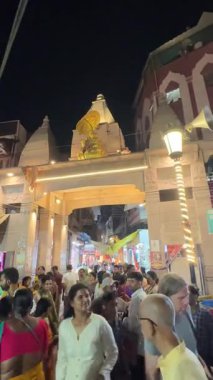 Varanasi, Uttar Pradesh, Hindistan - 12 Mart 2025: Ganga aarti, Dashashwamedh ghat 'ta akşam saatlerinde Hint ritüelleri ile geleneksel elbise içinde nehir çeteleri yakınlarındaki ışık ve dekorasyon videosu.