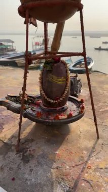 Şehrin nehir kıyısındaki Hindu dini sembollerinin manzarası.