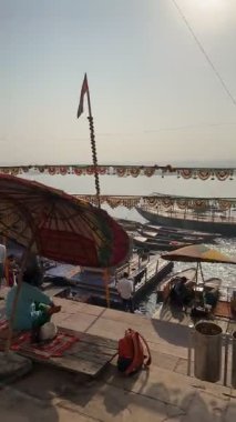 Varanasi, Uttar Pradesh, Hindistan - 12 Mart 2025: Antik binanın mimari görüşü ve kutsal nehir çetelerinin kıyıları yakınlarındaki dashashwamedh ghat tapınakları. Turistler ziyarete gelir.