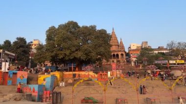 Varanasi, Uttar Pradesh, Hindistan - 12 Mart 2025: Antik binanın mimari görüşü ve kutsal nehir çetelerinin kıyıları yakınlarındaki dashashwamedh ghat tapınakları. Turistler ziyarete gelir.