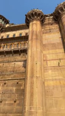 Varanasi, Uttar Pradesh, Hindistan - 12 Mart 2025: Antik binanın mimari görüşü ve kutsal nehir çetelerinin kıyıları yakınlarındaki dashashwamedh ghat tapınakları. Turistler ziyarete gelir.