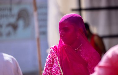 Pushkar Fuarı, deve festivali sırasında kum tepelerinin çöl zemininde deve süslemesi