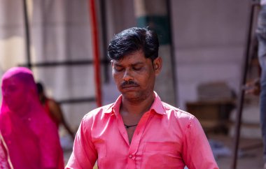 Pushkar Fuarı, deve festivali sırasında kum tepelerinin çöl zemininde deve süslemesi