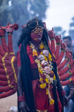 Kulashekharapatnam, Tamilnadu, Hindistan - 12 Ekim 2024: Kulasai, Hint Hindu ressam portresi ve kulasai dasara festivalinin ayinlerini gerçekleştirmek için bir tarikat karakteri gibi giyinmiş.