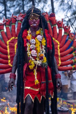 Kulashekharapatnam, Tamilnadu, Hindistan - 12 Ekim 2024: Kulasai, Hint Hindu ressam portresi ve kulasai dasara festivalinin ayinlerini gerçekleştirmek için bir tarikat karakteri gibi giyinmiş.