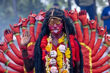 Kulashekharapatnam, Tamilnadu, Hindistan - 12 Ekim 2024: Kulasai, Hint Hindu ressam portresi ve kulasai dasara festivalinin ayinlerini gerçekleştirmek için bir tarikat karakteri gibi giyinmiş.