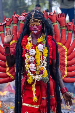 Kulashekharapatnam, Tamilnadu, Hindistan - 12 Ekim 2024: Kulasai, Hint Hindu ressam portresi ve kulasai dasara festivalinin ayinlerini gerçekleştirmek için bir tarikat karakteri gibi giyinmiş.