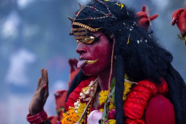 Kulashekharapatnam, Tamilnadu, Hindistan - 12 Ekim 2024: Kulasai, Hint Hindu ressam portresi ve kulasai dasara festivalinin ayinlerini gerçekleştirmek için bir tarikat karakteri gibi giyinmiş.