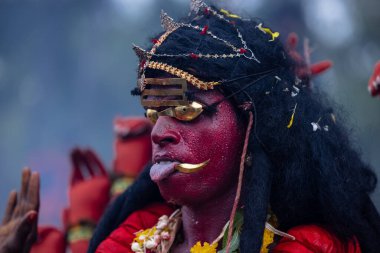 Kulashekharapatnam, Tamilnadu, Hindistan - 12 Ekim 2024: Kulasai, Hint Hindu ressam portresi ve kulasai dasara festivalinin ayinlerini gerçekleştirmek için bir tarikat karakteri gibi giyinmiş.